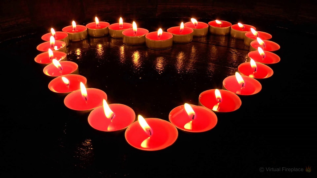شمع های روشن قرمز رنگی که روی سطحی به شکل قبل در آمده اند
